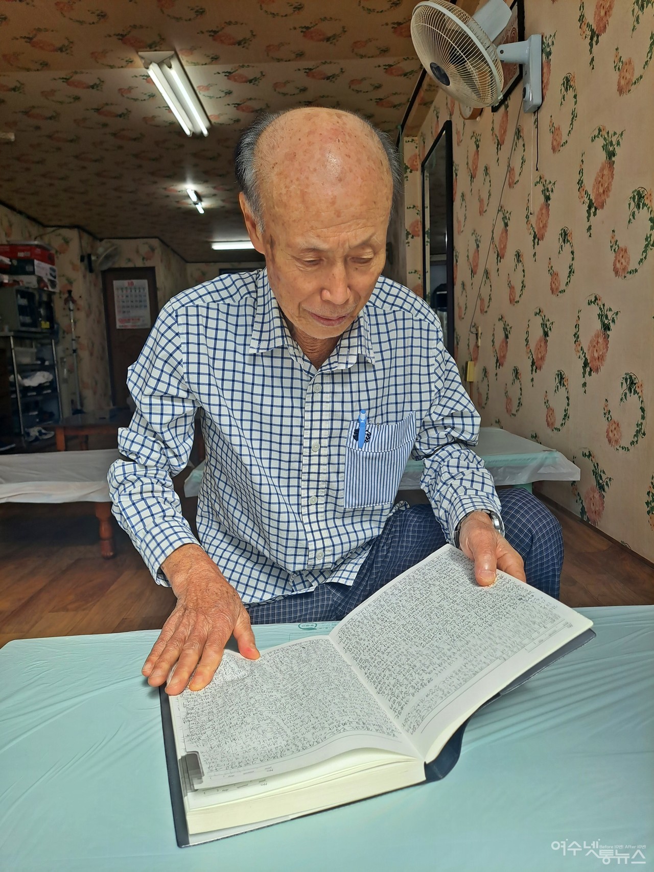 ▲자신의 일기장을 펼쳐 옛 기록을 찾아내고 있는 백융송 어르신. ⓒ조찬현