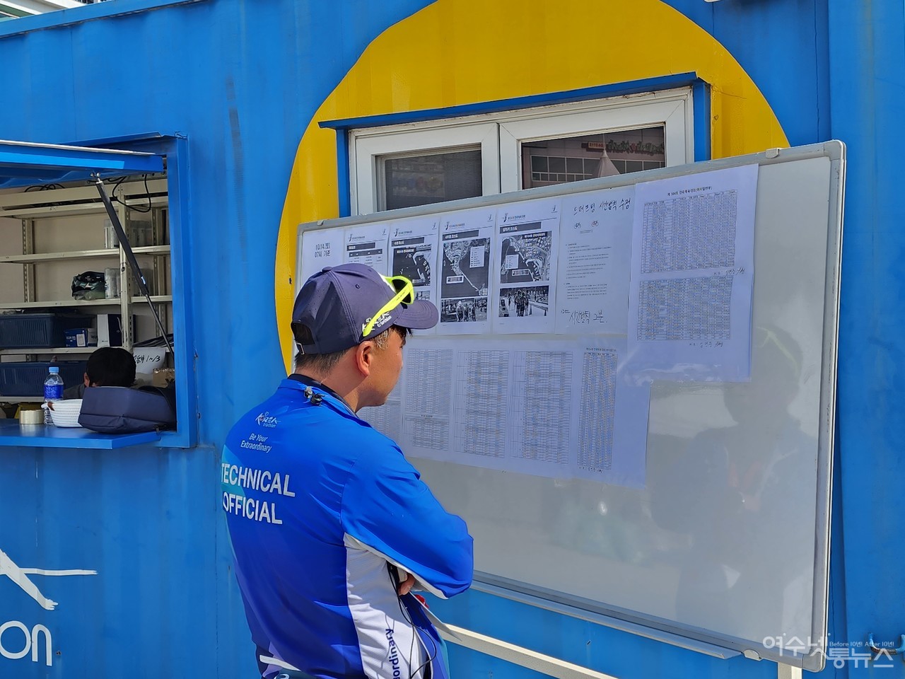 ▲ 10/14~15까지 남해안 거점도시 미항여수 이순신마리나 일원에서 제104회 전국체육대회 철인3종경기가 펼쳐진 가운데 한 선수가 기록을 보고 있다 ⓒ심명남
