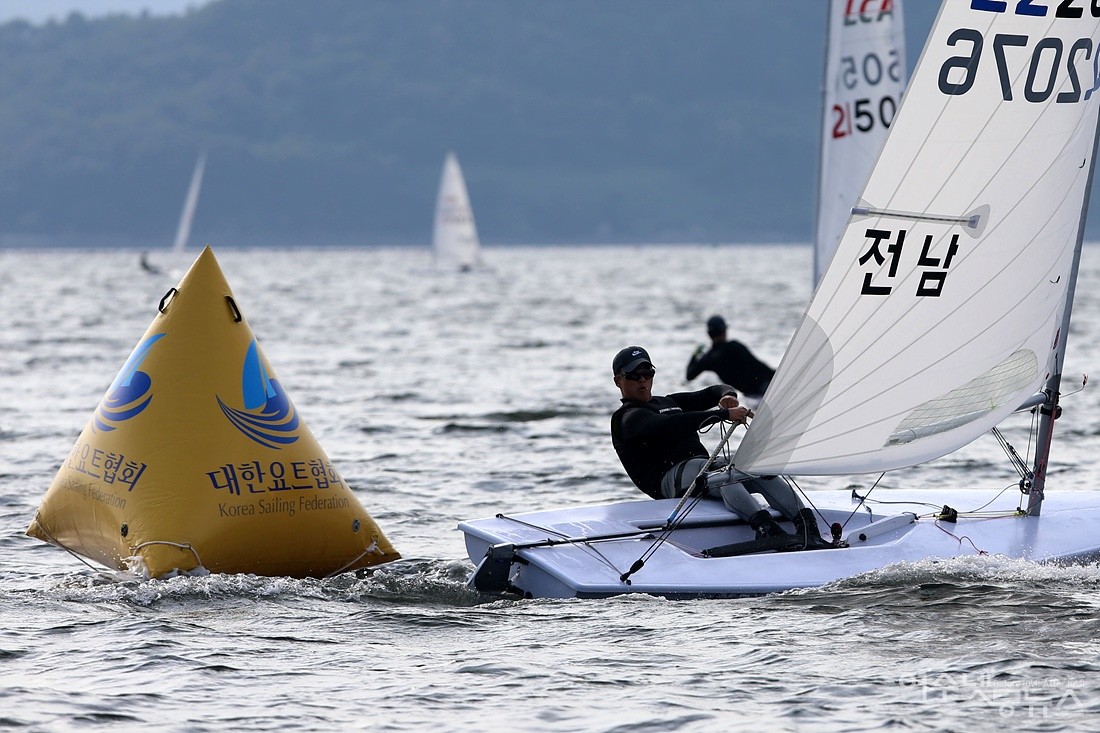 ▲ 금메달 7개가 걸린 요트 대회에서 전남팀이 물살을 힘차게 가르고 있다 ⓒ사진제공 정종현