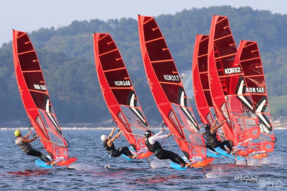 ▲ 바람을 타고 바다를 가르는 윈드서퍼들의 모습 ⓒ사진제공 정종현