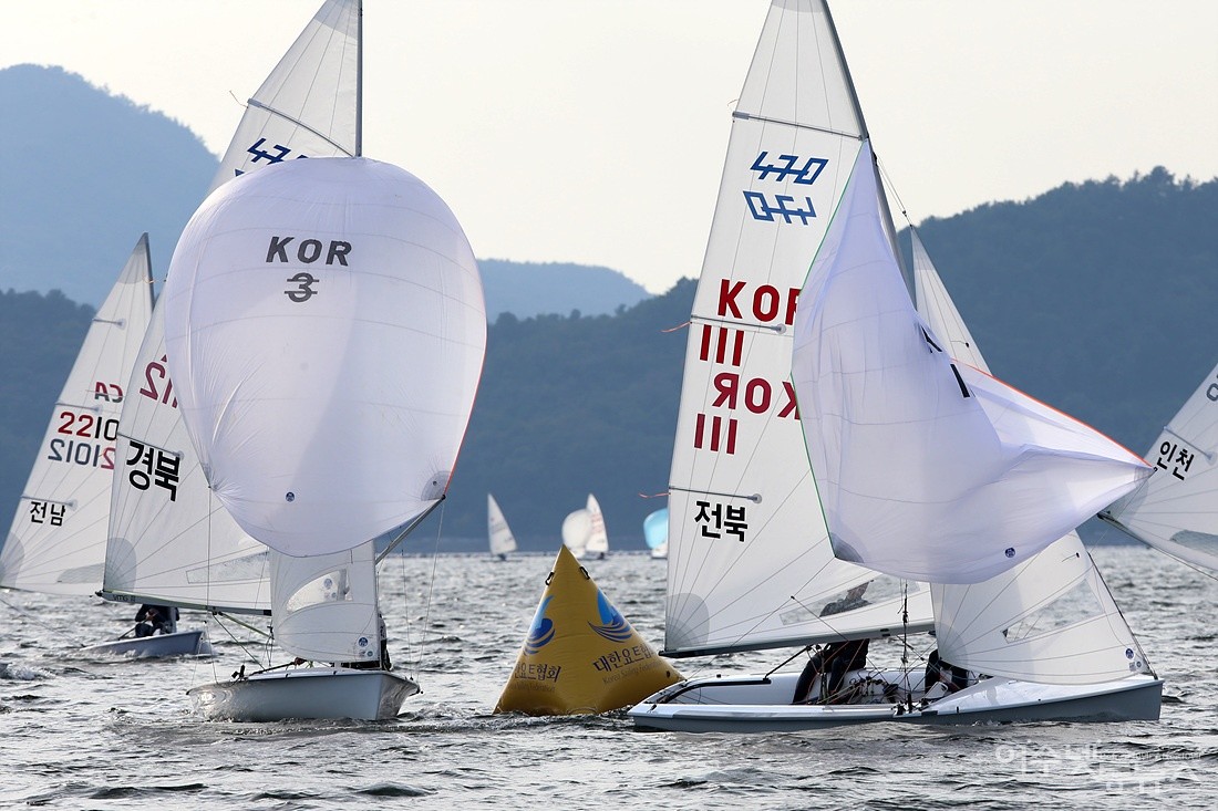 ▲남해안 거점도시 미항여수'인 가막만 일대에서 15일 펼쳐진 제104회 전국체전 요트대회 모습 ⓒ사진제공 정종현