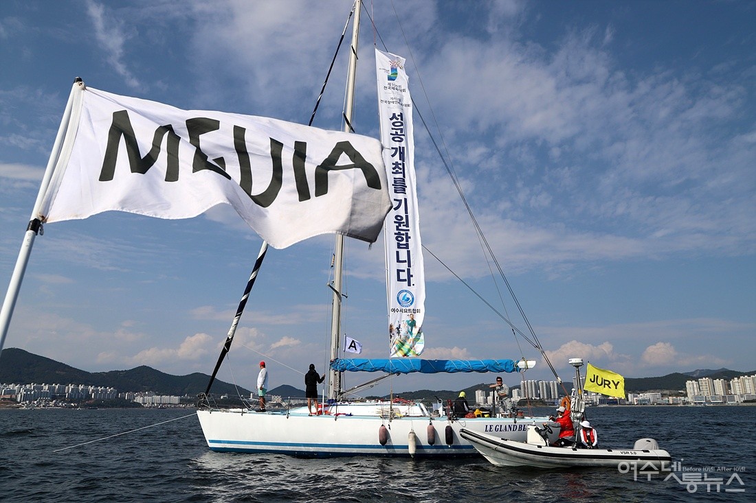 ▲ 전국체전 요트대회장에 2026 여수섬박람회 성공개최 펼침막이 보인다 ⓒ사진제공 정종현