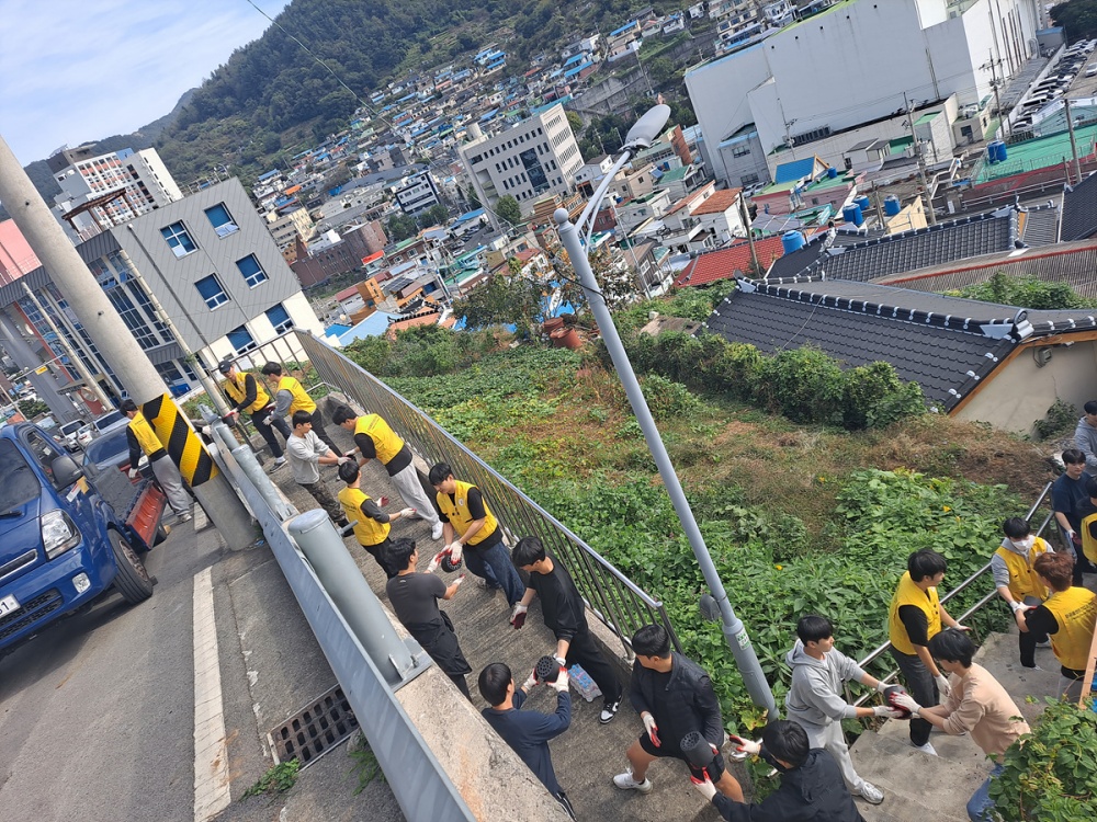 ▲ 10년째 연탄을 후원하는 한영대학교 사회봉사단