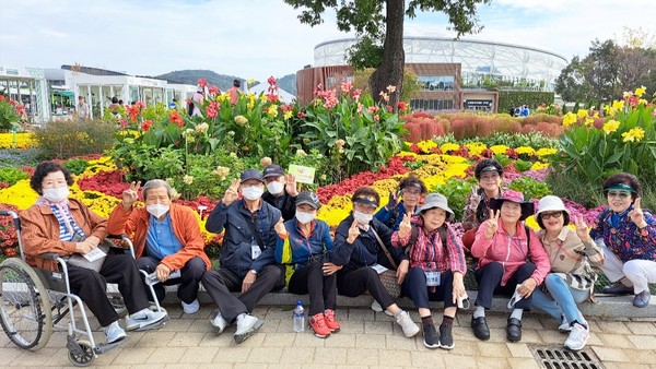 ▲ 노인일자리 및 사회활동지원사업 참여자 기념 사진