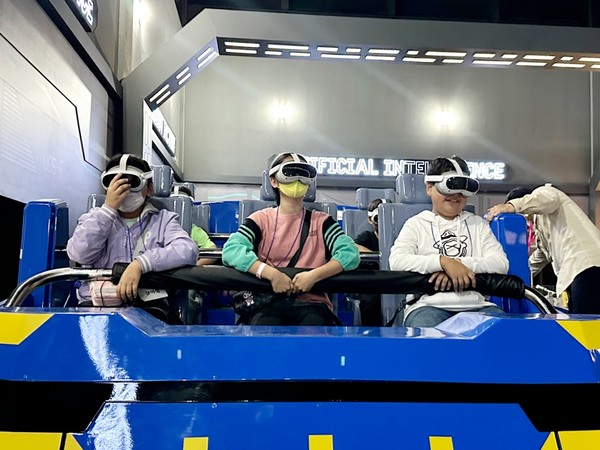 ▲ ⓒ 프로그램에 참여한 학생들이 로봇팩토리움에서 VR 시뮬레이터 영상체험을 하고 있다.