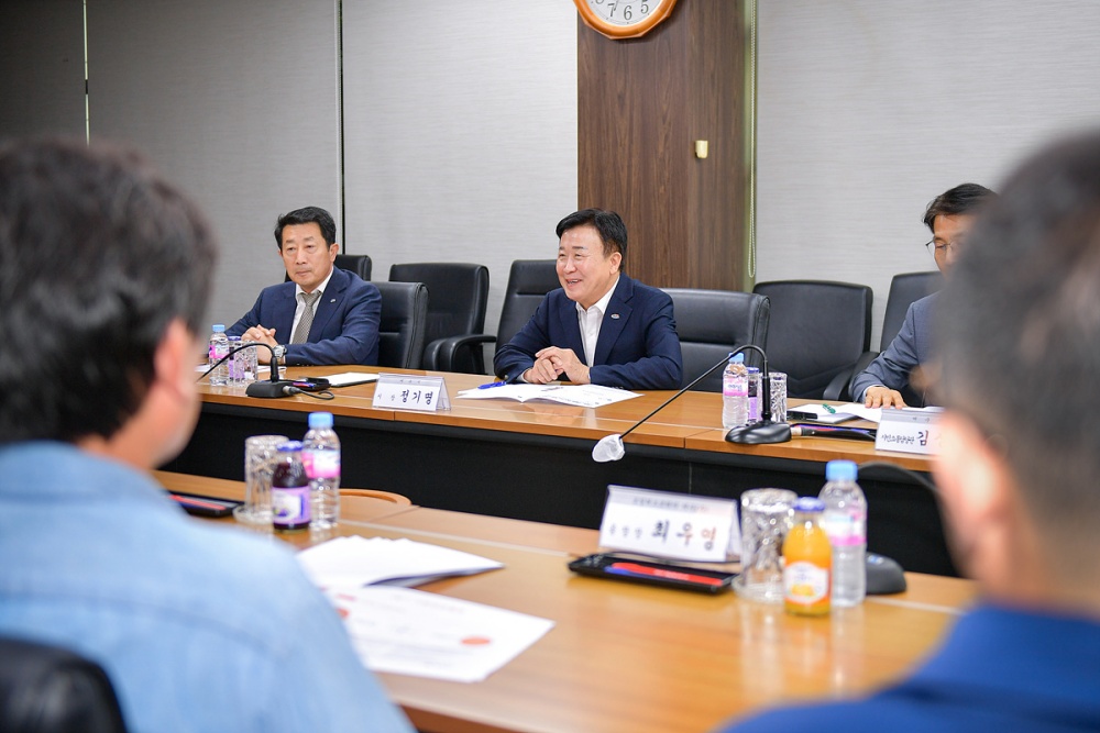 ▲ 정기명 여수시장, 지역기업 오일허브코리아(주) 방문 