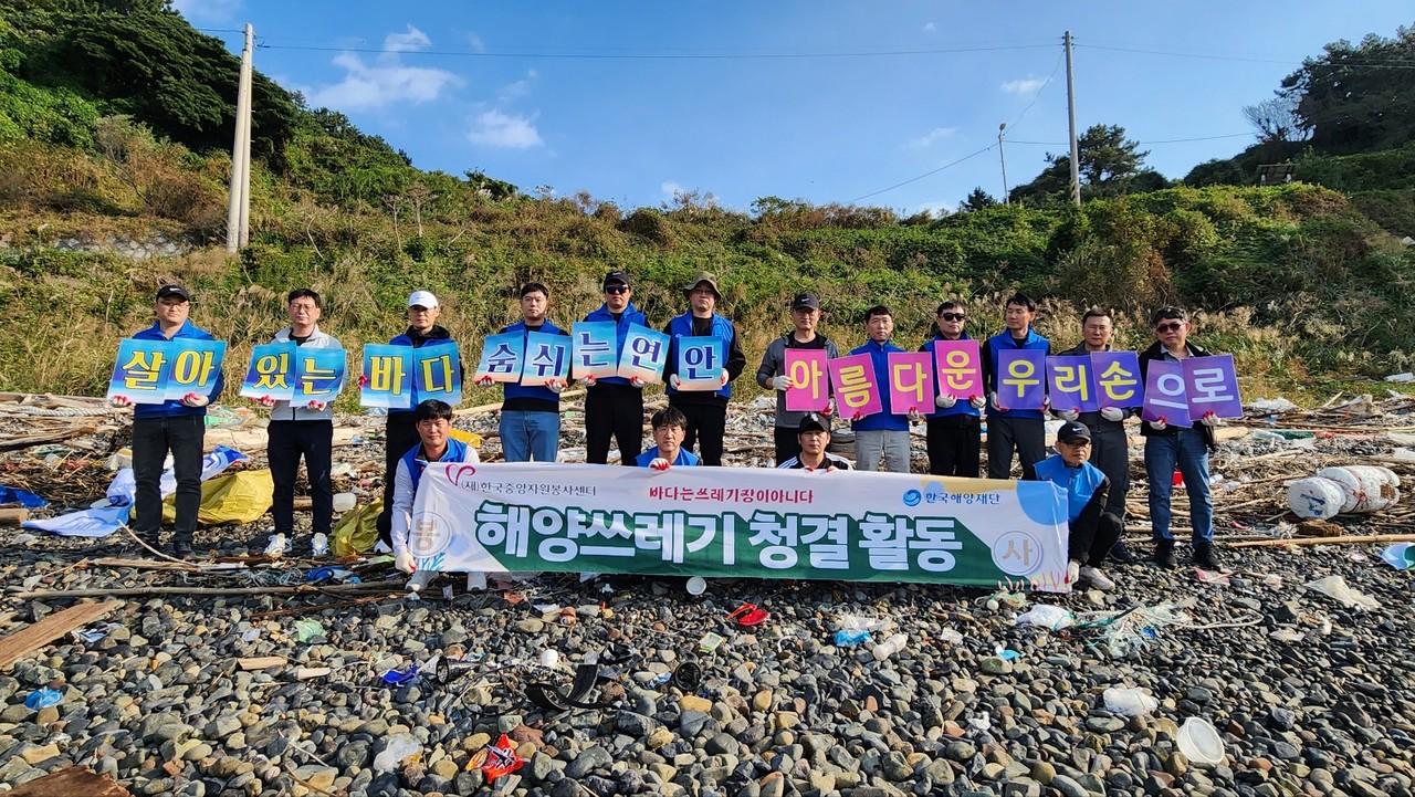 ▲ (주)KCC 여천공장 행복나눔봉사회(회장 김삼훈)가 15일부터 이틀간 안도 동고지명품마을에서 청결활동 모습