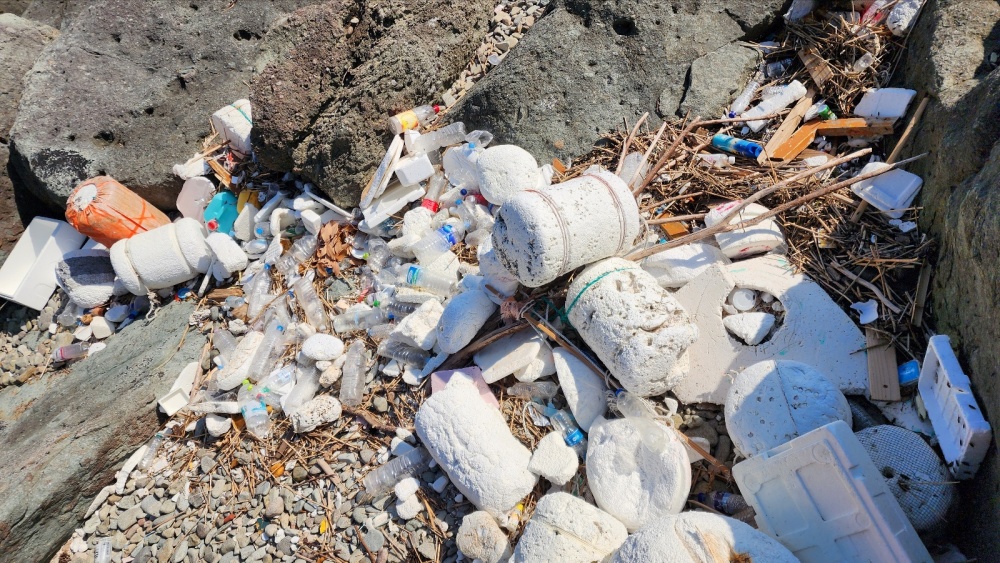 ▲  안도 동고지마을 해안가 쓰레기