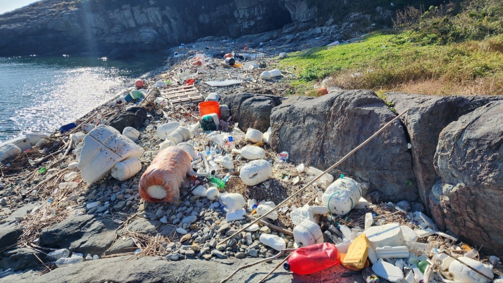 ▲   안도 동고지마을 해안가 쓰레기