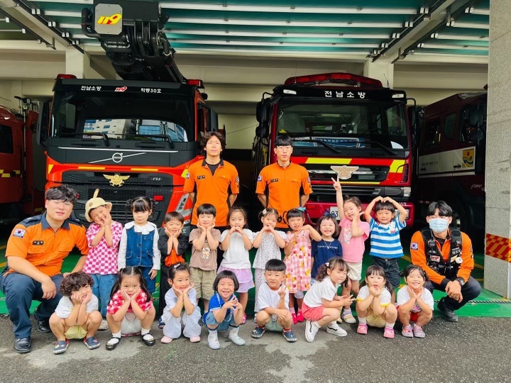 ▲ 안산동 유치원생과 교직원이 여수소방서를 방문했다.