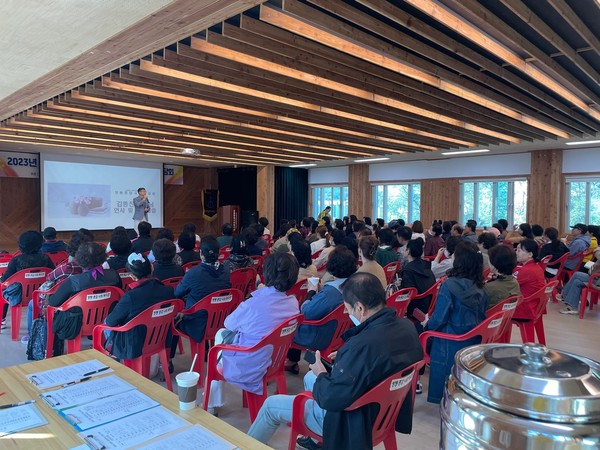 ▲ ⓒ 신중년 사회공헌 간담회 쌍봉복지관 김종진 관장님 격려말씀