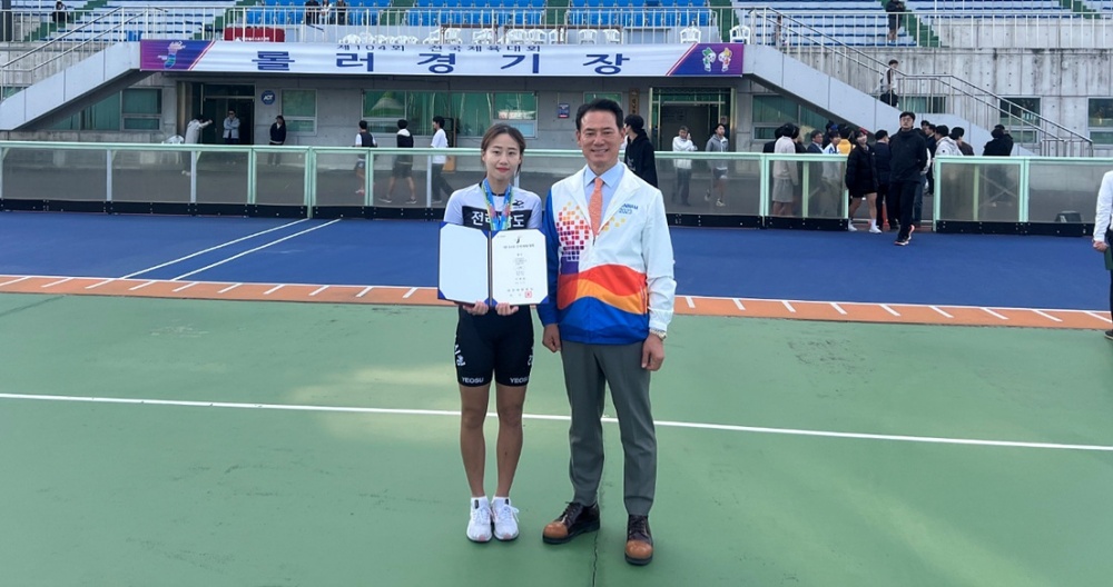 ▲ 여수시청 롤러팀 이해원이 금메달을 목에 걸었다.