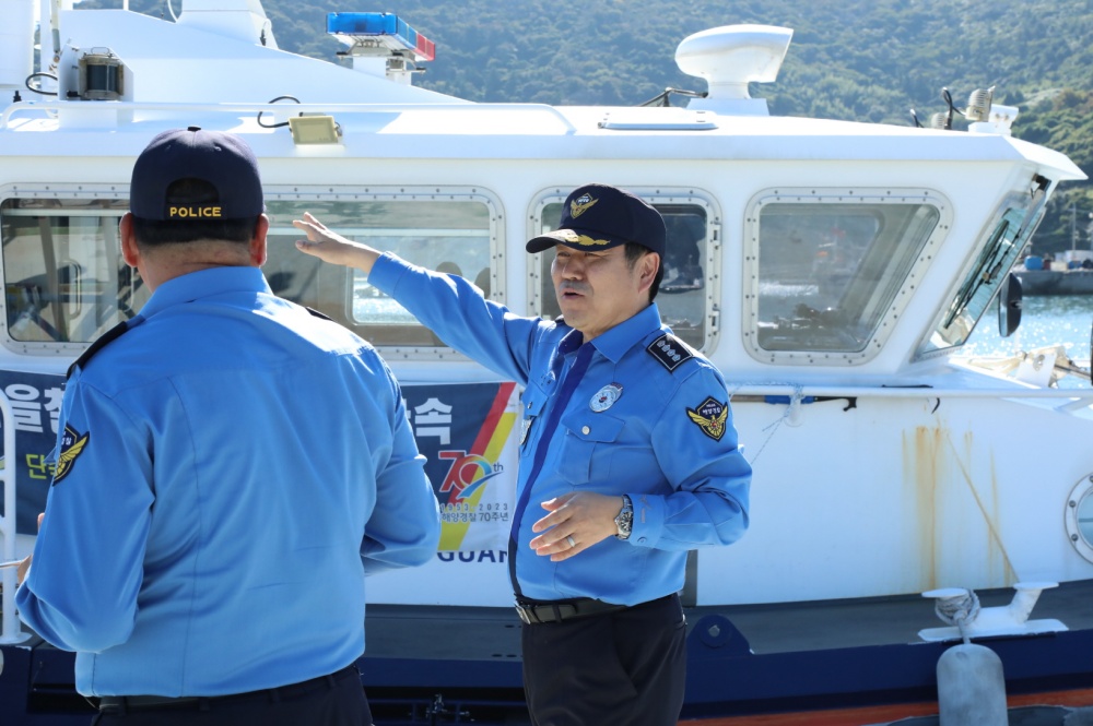 ▲ 경비함정을 타고 취약 요소를 확인하는 고민관 서장