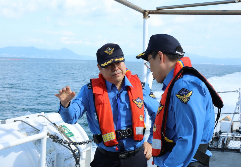 ▲ 경비함정을 타고 취약 요소를 확인하는 고민관 서장