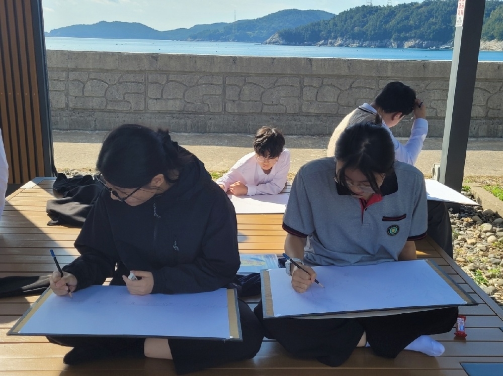 ▲ 이야포 역사를 설명 듣고 난 학생들이 각자의 그림을 완성하고 있다.