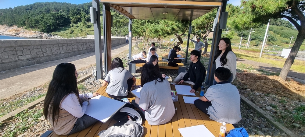 ▲ 이야포 역사를 설명 듣고 난 학생들이 각자의 그림을 완성하고 있다.