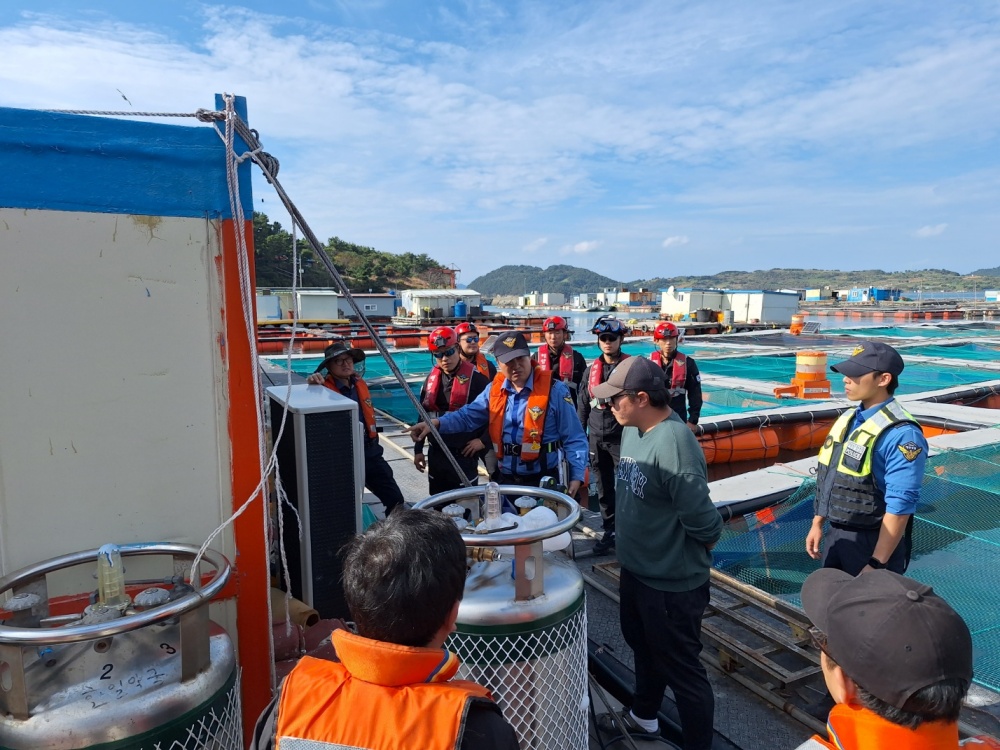 ▲ 여수해경과 관계기관이 동절기 대비 화재 취약 양식장 특별점검을 진행하고 있다
