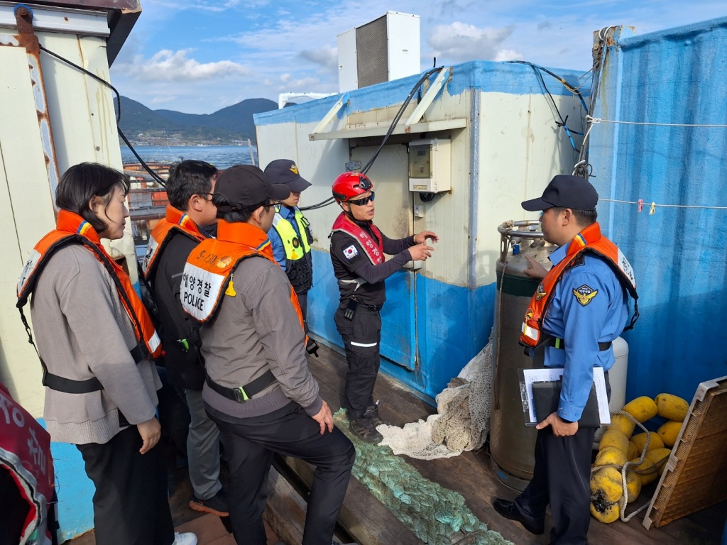 ▲ 여수해경과 관계기관이 동절기 대비 화재 취약 양식장 특별점검을 진행하고 있다.