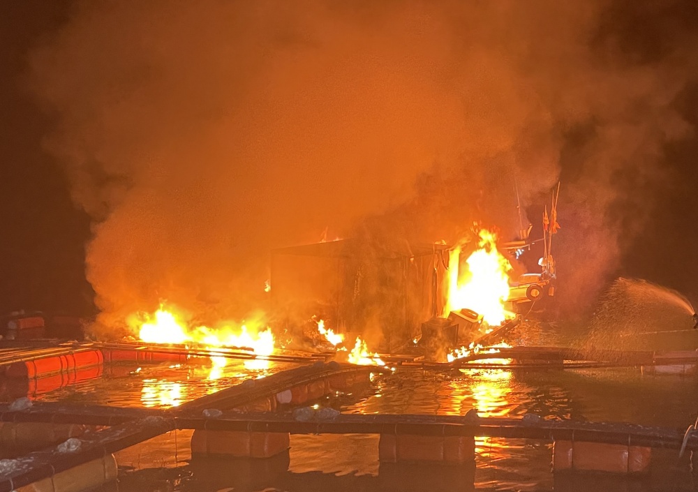 ▲ 지난 13일 발생한 여수 월호도 인근 가두리양식장 화재