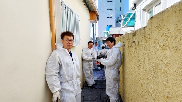 ▲ ⓒ 대상자 가정으로 직접 연탄배달을 진행하고 있다.