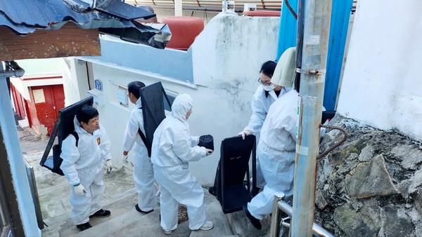 ▲ ⓒ 대상자 가정으로 직접 연탄배달을 진행하고 있다.