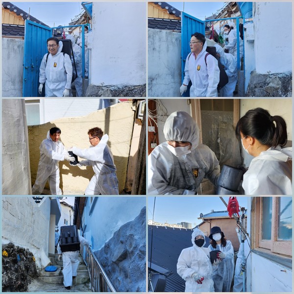 ▲ ⓒ 대상자 가정으로 직접 연탄배달을 진행하고 있는 현장 사진