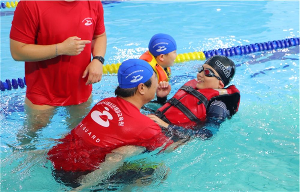 ▲ 누워떠서 나아가기 수업