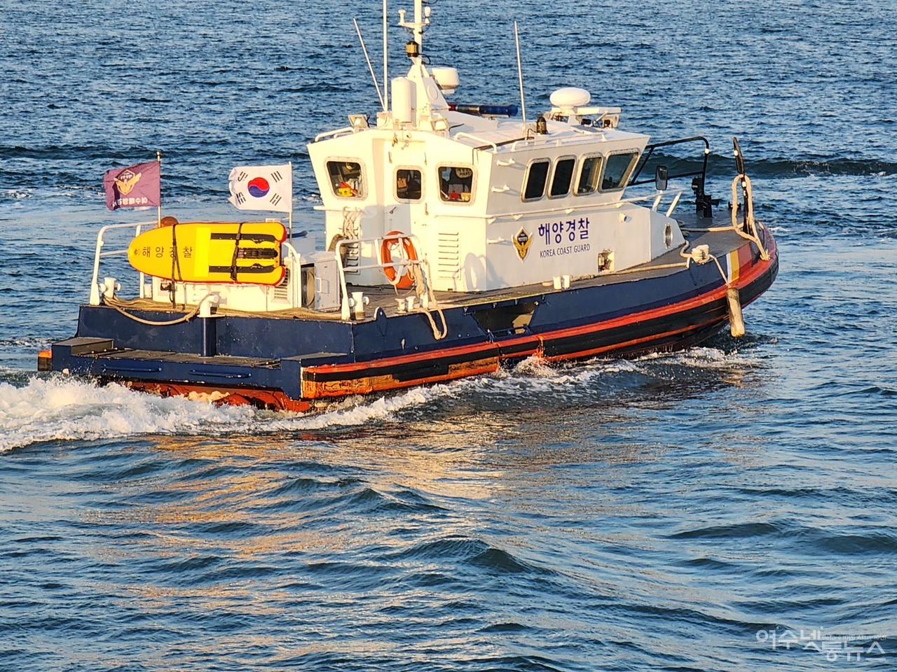 ▲ 테트라포트를 넘는 불법 낚시객들로 골칫거리로 전락한 여수 신북항에 25일 여수해경의 강력한 단속이 펼쳐졌다 ⓒ심명남