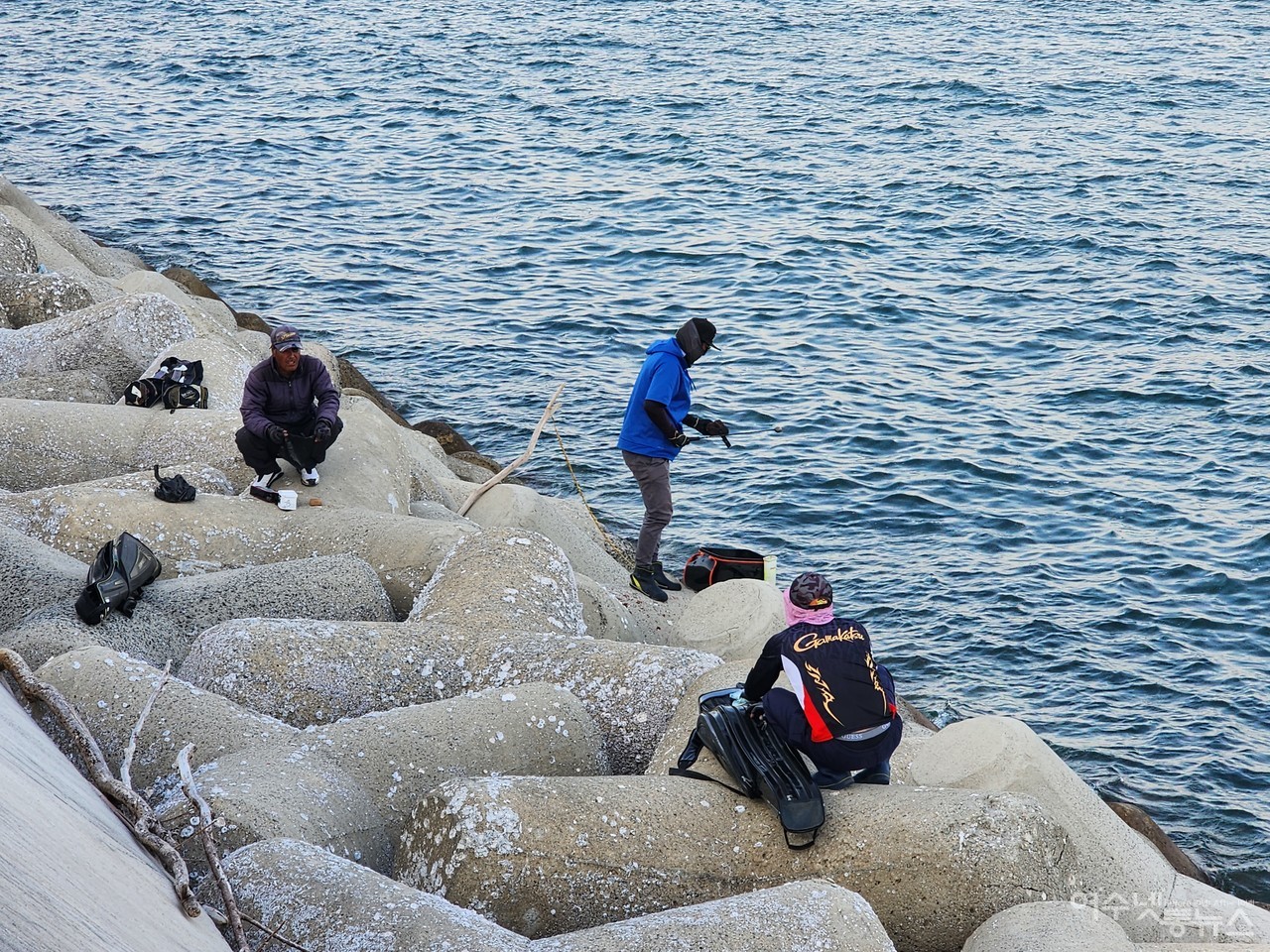 ▲ 테트라포트를 넘는 불법 낚시객들로 골칫거리로 전락한 여수 신북항에 25일 여수해경의 강력한 단속이 펼쳐졌다 ⓒ심명남