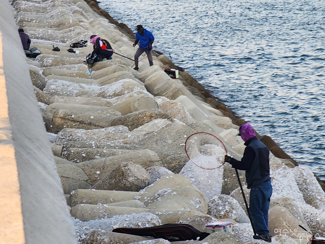 ▲ 테트라포트를 넘는 불법 낚시객들로 골칫거리로 전락한 여수 신북항에 25일 여수해경의 강력한 단속이 펼쳐졌다 ⓒ심명남