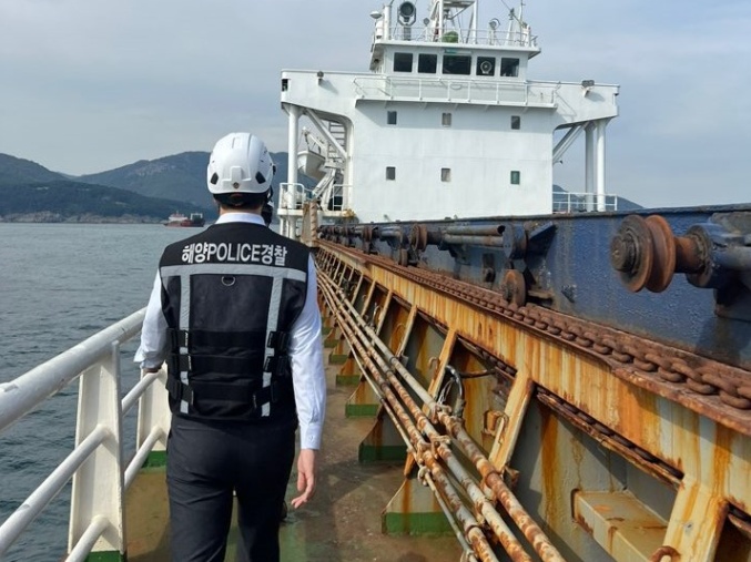 ▲ 단속에 나서는 여수해경