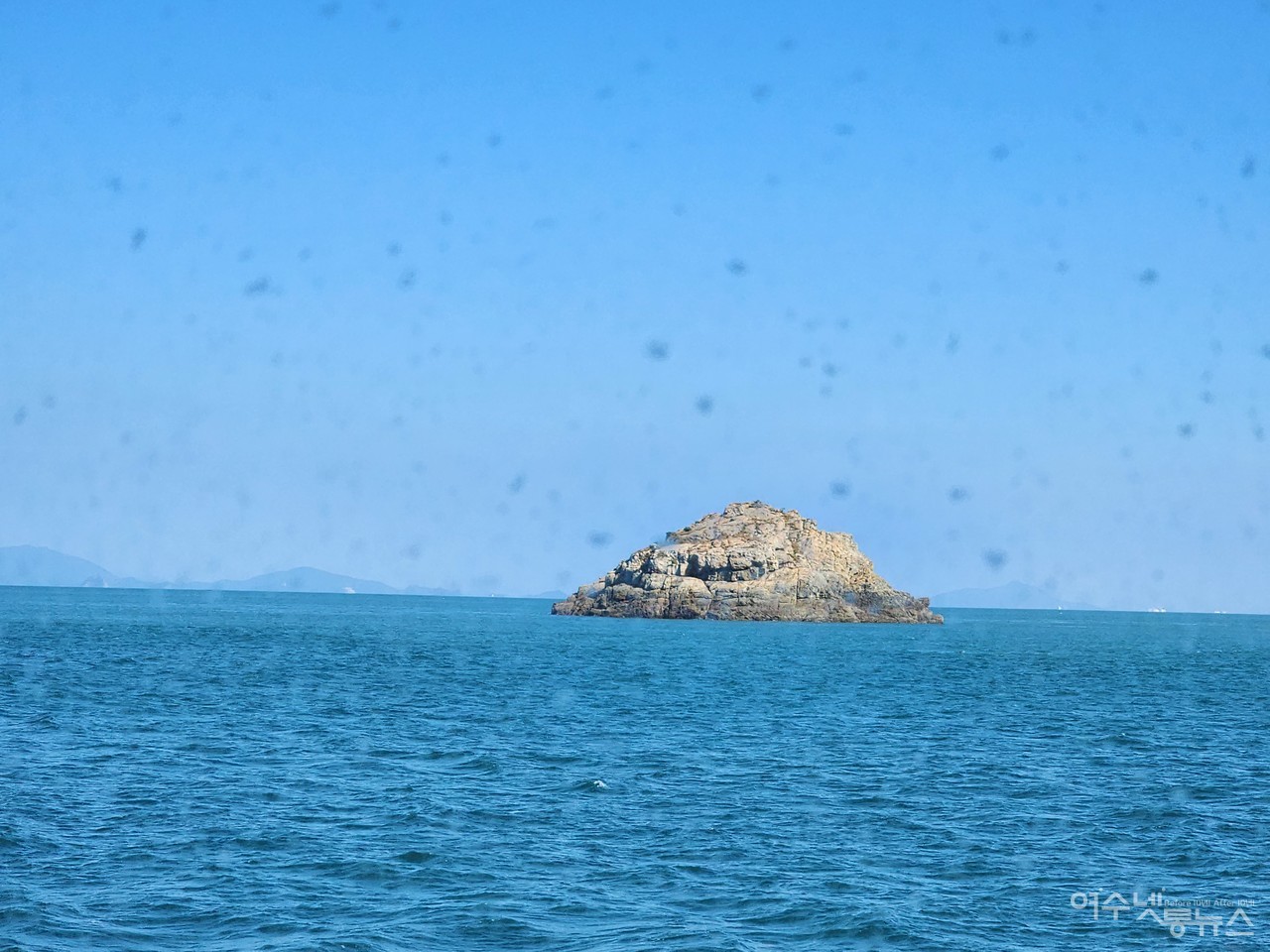 ▲ 어업지도선 202호가 당시 이야포사건이 발생한지 6일뒤 미군폭격으로 조기잡이에 나선 지역민 20여명이 희생된 두룩여를 지나고 있다 ⓒ심명남