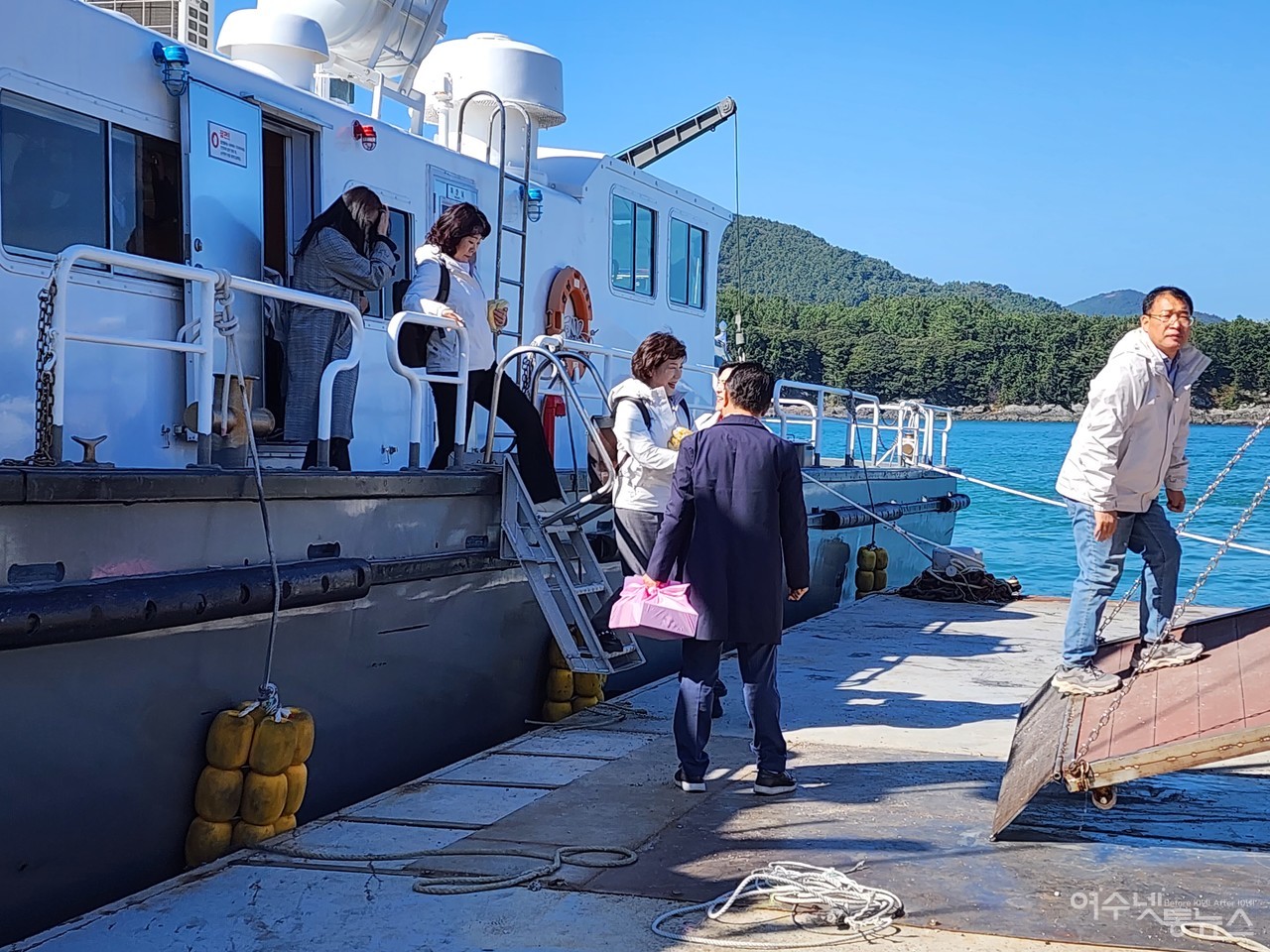 ▲ 27일 오전 미군폭격사건 특위가 남면 안도 이야포 현장을 찾은 어업지도선 202호 관공선에서 하선하고 있다 ⓒ심명남