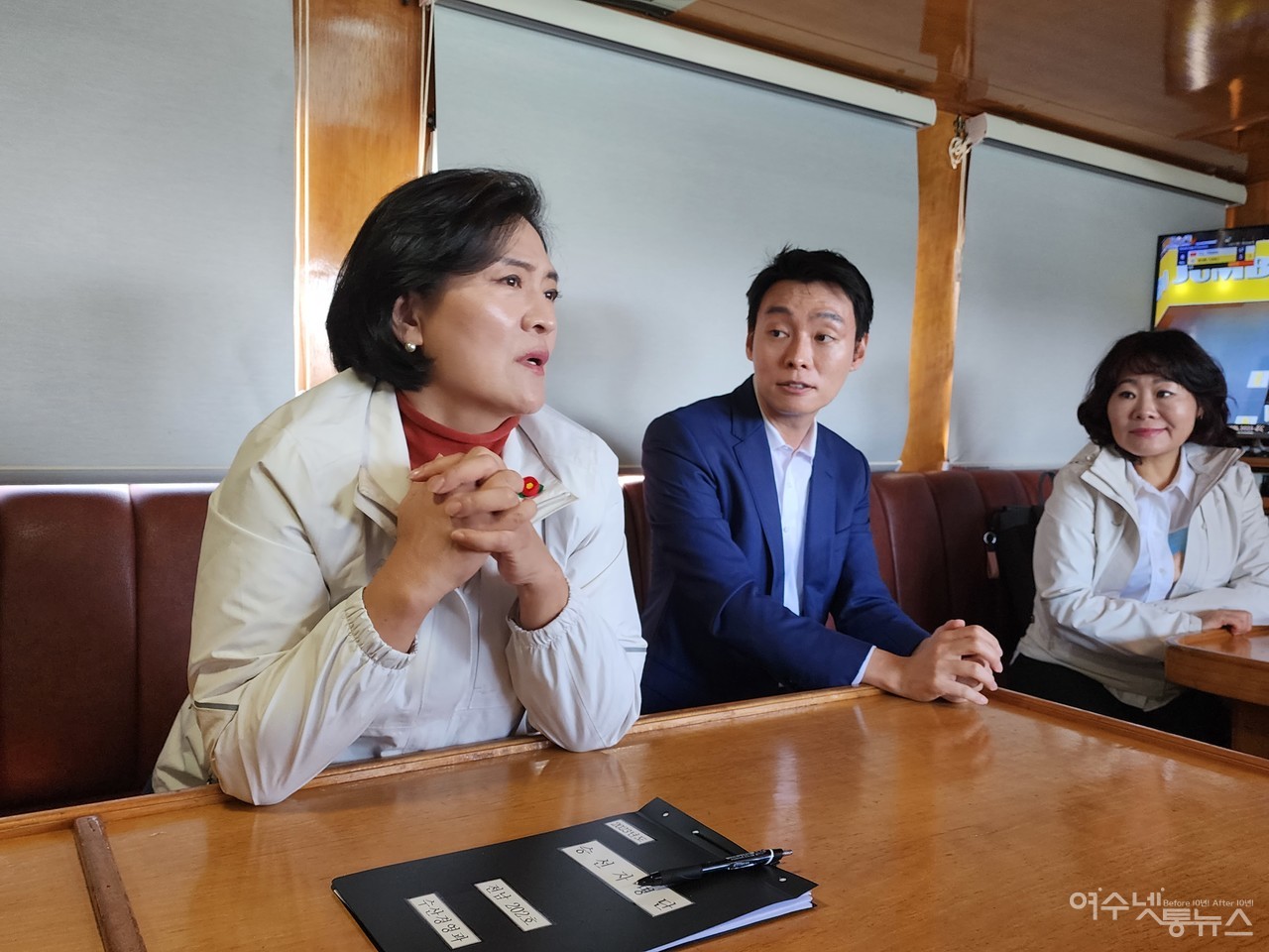 ▲ 여수시의회 이야포특위 박성미 위원장이 선상에서 자유아시아방송과 인터뷰 모습 ⓒ심명남