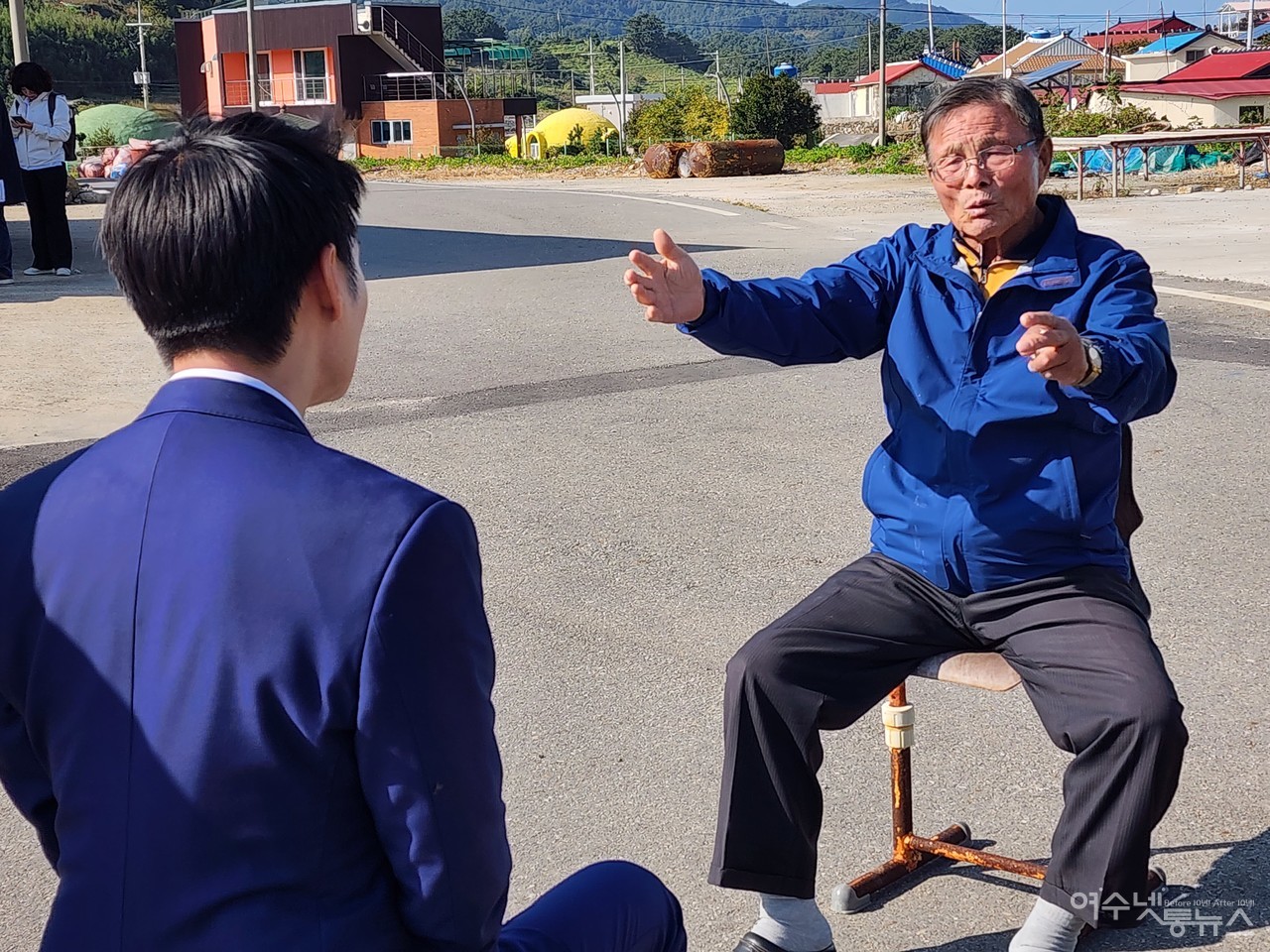 ▲ 이야포미군폭격을 생생히 목격한 이사연 어르신이 자유아시아방송과 인터뷰 모습 ⓒ심명남