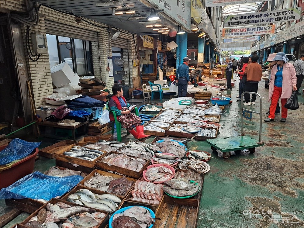 ▲여수 중앙선어시장은 그저 한산하다. ⓒ조찬현