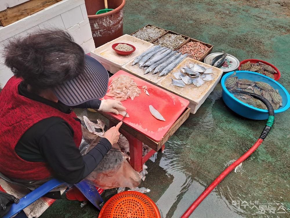 ▲서대를 손질 중인 생선가게 아주머니다. ⓒ조찬현