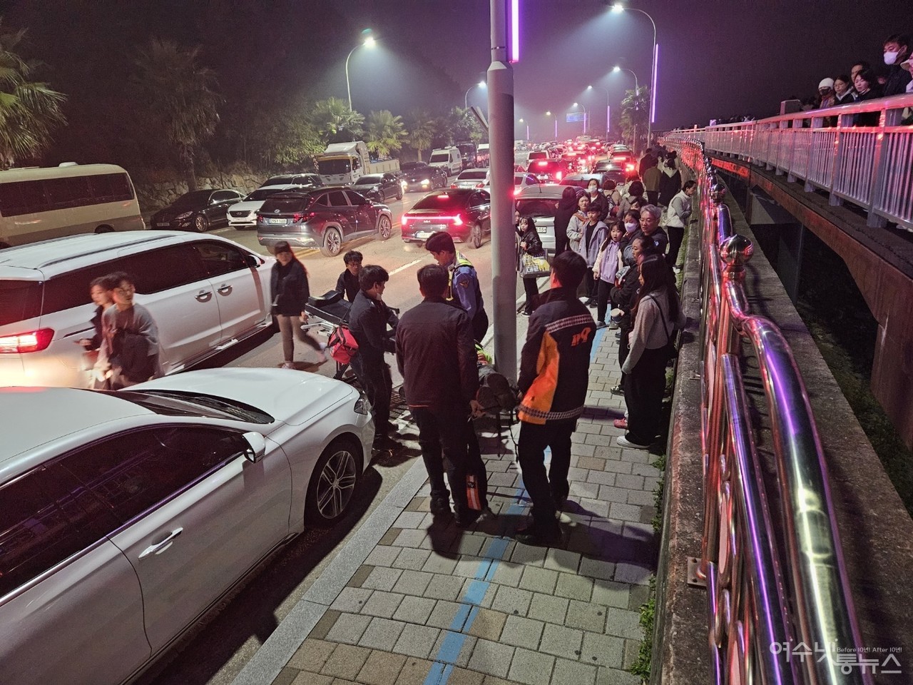 ▲추락한 관광객을 구조 중인 119구조대원들, 종화동 낭만포차 부근이다.  ⓒ여수소방서 제공