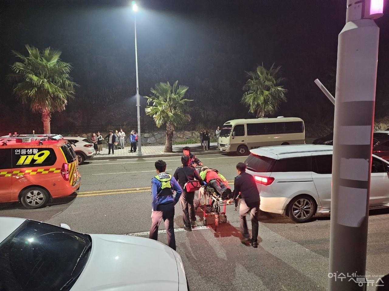 ▲출동한 119구조대원들이 관광객을 구조하고 있다. ⓒ여수소방서 제공