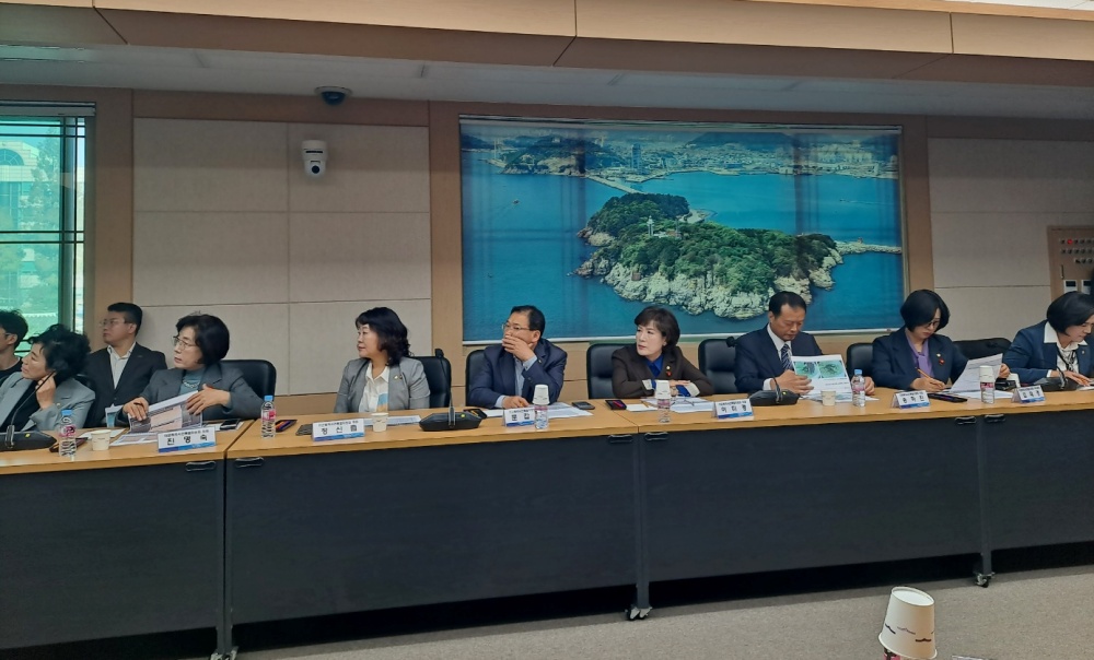 ▲남면 이야포 미군폭격사건 침몰선 조사용역 결과보고회에 참여한 이야포미군폭격사건특위  ⓒ조찬현