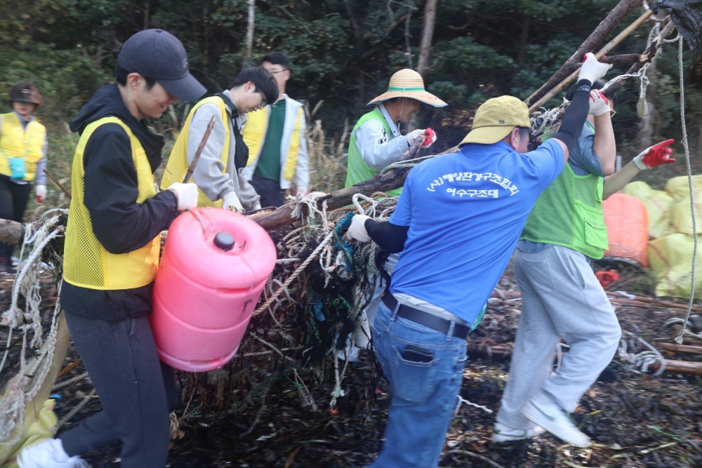 ▲ 해양환경인명구조단 여수구조대 해양쓰레기 청소 현장