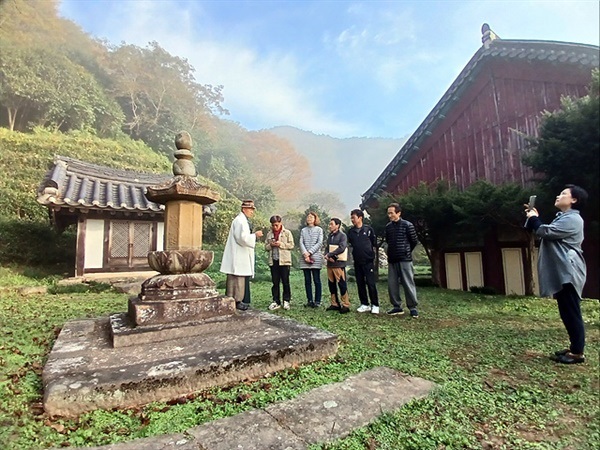 ▲  템플스테이에 참석한 이들에게 대원사에 대해 설명하는 현장스님. 현장스님의 뒷편에 보이는 부도는 대원사를 중건한 '자진원오국사' 부도이다.ⓒ 오문수