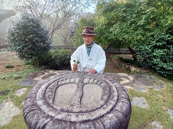 ▲  대원사 주지인 현장스님이 부처님 족적 앞에서 대원사에 대해 설명하고 있다. 여순사건으로 불타버린채 거의 폐허가 된 절을 현재 모습으로 되살린 분이다. 법정스님의 외조카이기도 하다.ⓒ 오문수