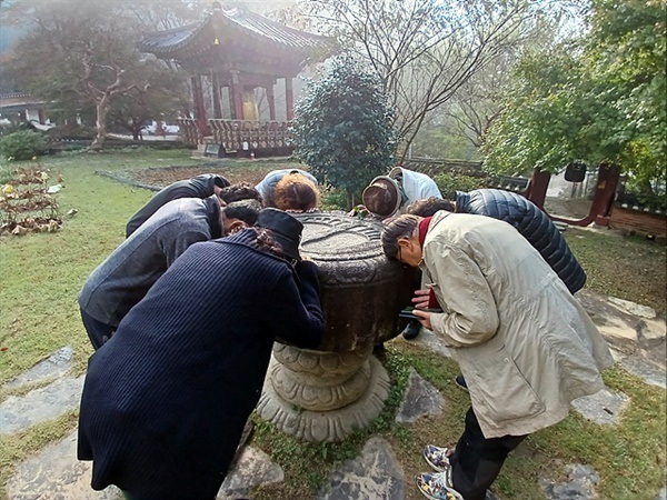 ▲ 티벳불교에서는 부모보다 스승을 더욱 존경하는 풍습이 있어 스승의 발에다 절하는 풍습이 있다고 한다. 템플스테이에 참가한 이들이 부처님 발자국에 절하고 있다.ⓒ 오문수