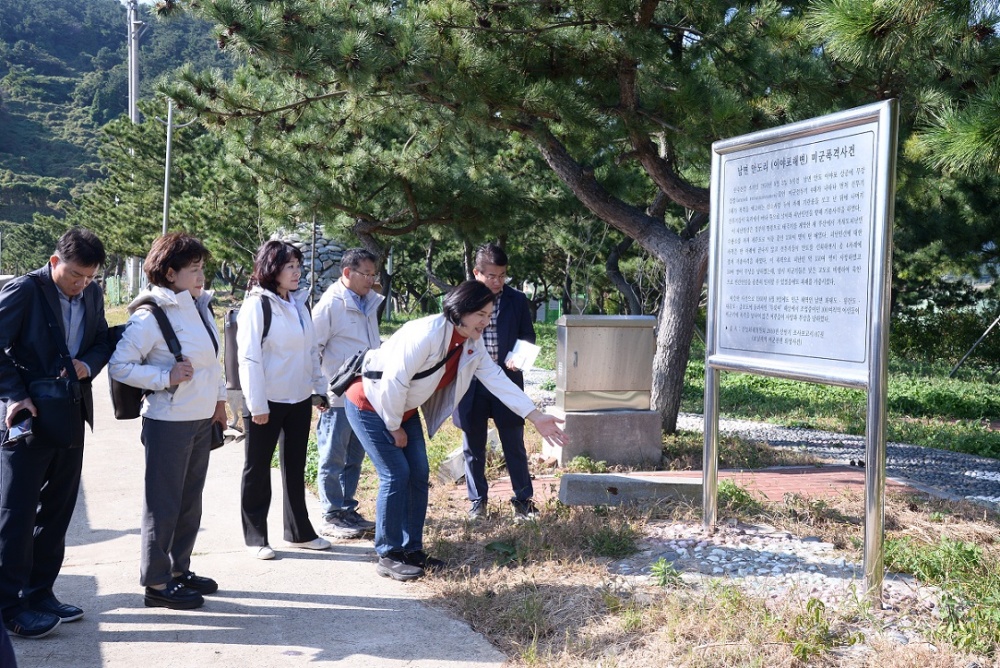 ▲ 남면 안도리를 찾은 미군폭격사건특위