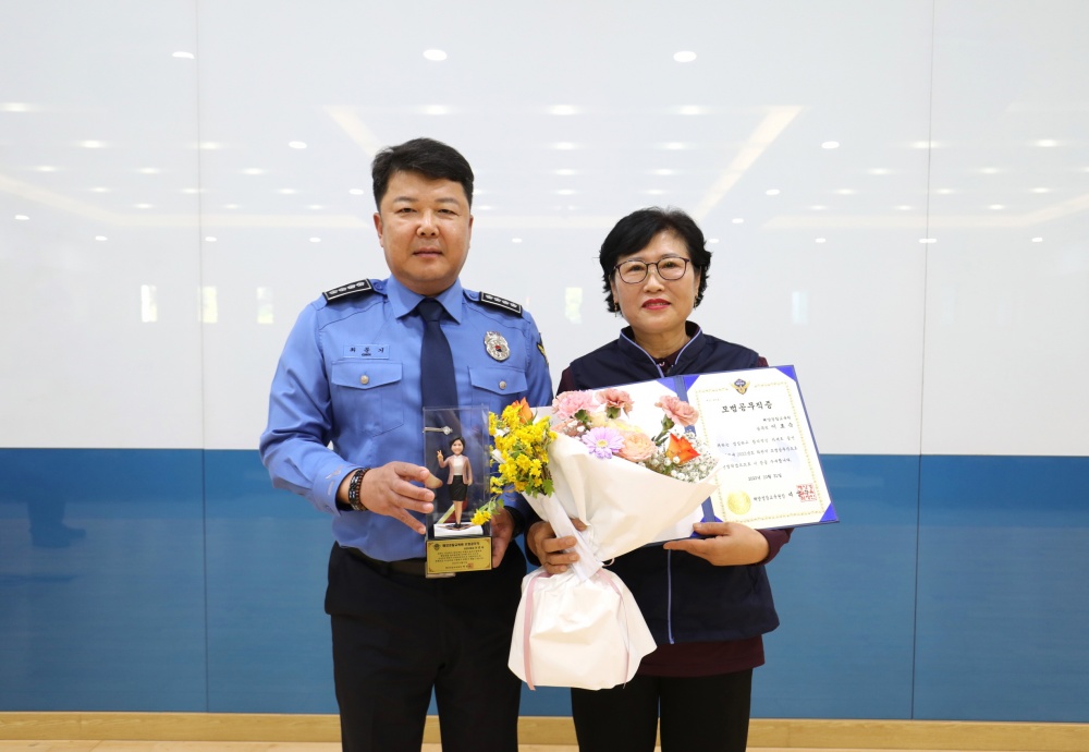 ▲ 최문기 운영지원과장과 이효숙 근로자가 함께 기념사진을 촬영하고 있다