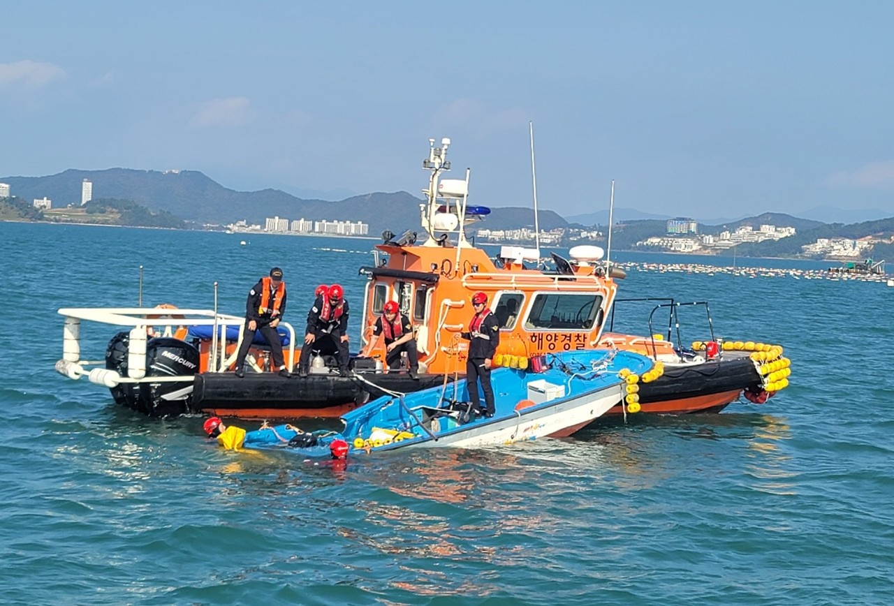 ▲ 충돌 선박에 리프트백을 설치 중인 해경