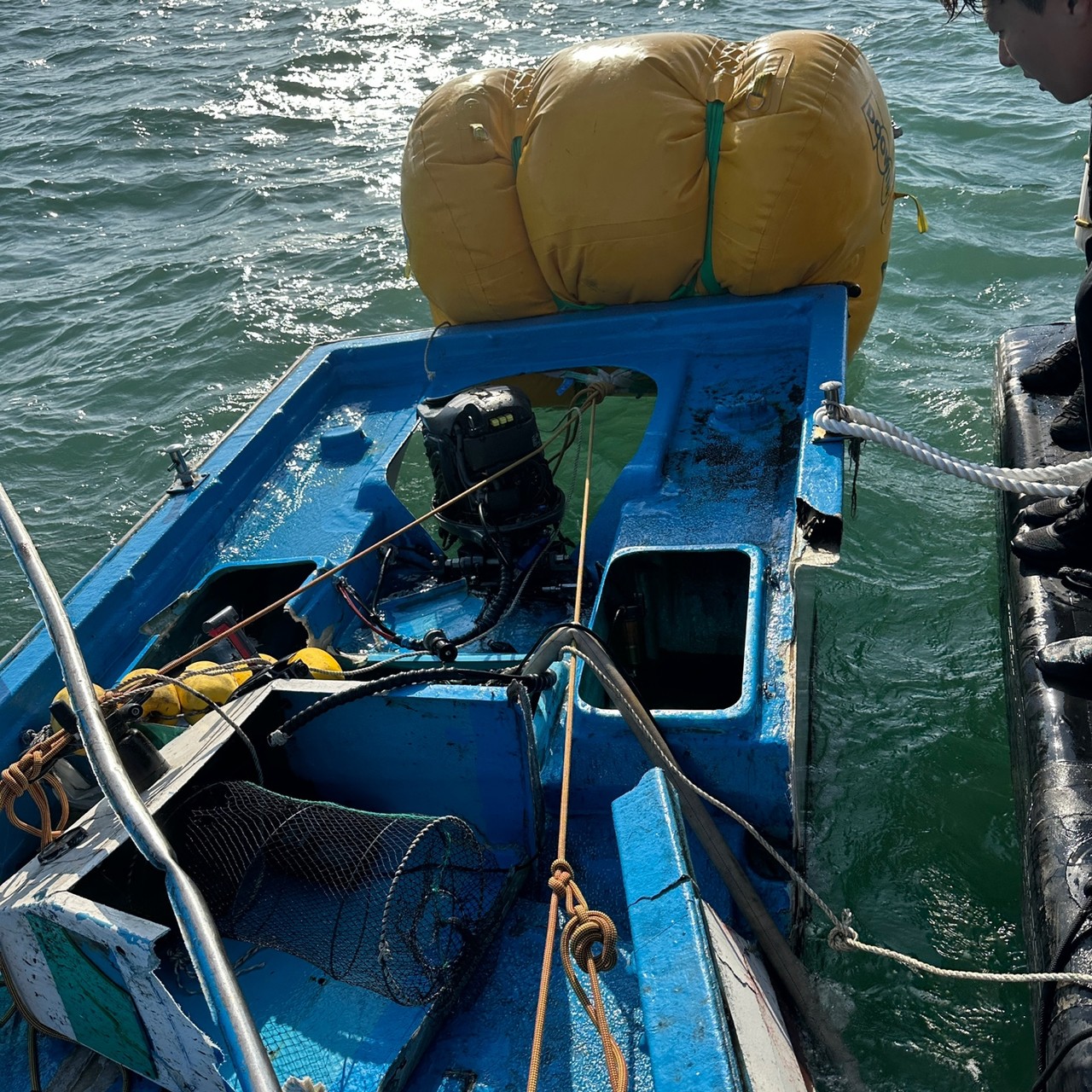 ▲ 사고 선박에 침몰방지 조치중인 해경