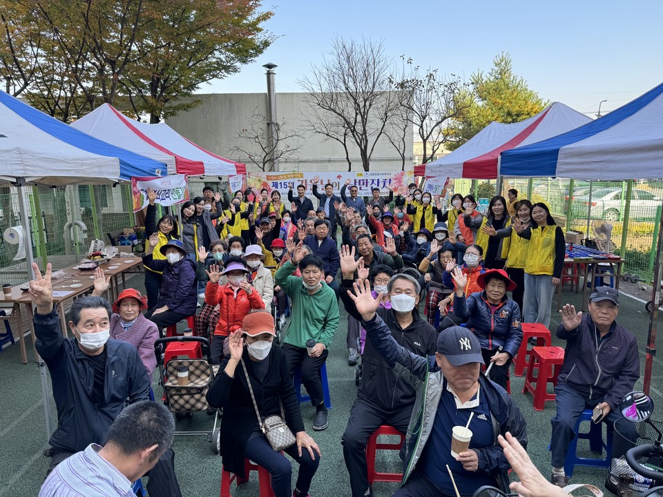 ▲제15회 가을날의 낭만잔치에 참여한 주민들이 사진을 찍고 있는 모습 ⓒ쌍봉복지관