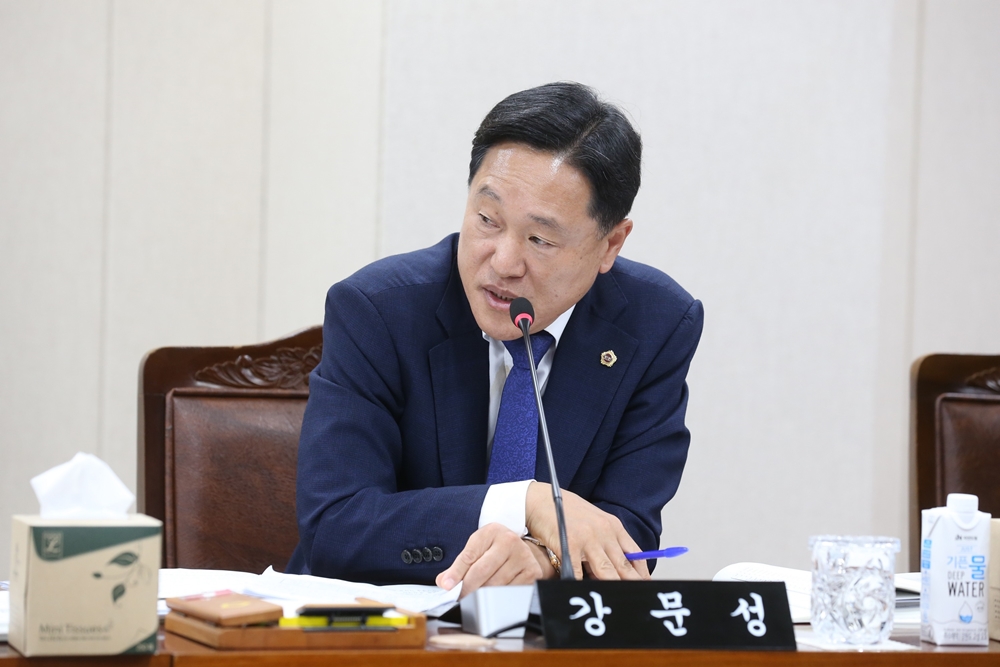 ▲  감사관실 행정사무감사에서 발언 중인 강문성 도의원